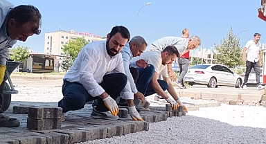 Eldivenleri Taktı, İşçilerle Taş Döşedi