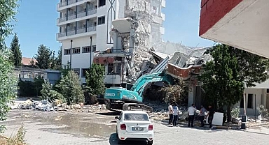Urfa Öğretmen Evi Yıkımında Faciadan Dönüldü! Bina Kepçenin Üzerine Yıkıldı