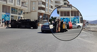 Urfa’da Ev Taşıyan Nakliye Asansörü, Bir Aracın Üstüne Devrildi!