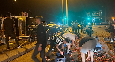 Domates Yüklü Kamyon Devrildi!