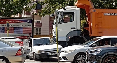 Urfa'da Kamyon Otomobili Sürükledi