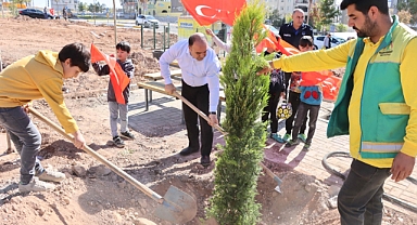 Başkan Çiftçi, Çocuklar İle Birlikte Ağaç Dikti
