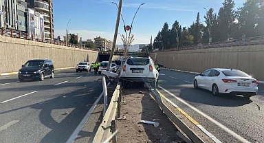 Direksiyon Hakimiyetini Kaybeden Sürücü Orta Refüje Çıktı