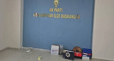 Görevden Alınan İlçe Başkanı İlçe Binasındaki Eşyaları da Aldı