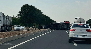 Hilvan Yolunda Kaza Yapan Tır Devrildi
