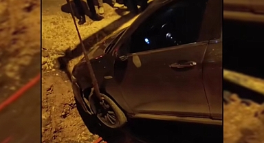 Urfa'da Çukura Düşen Araç Vinç Yardımıyla Kurtarıldı