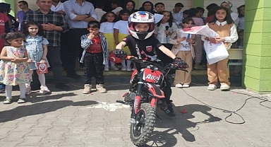 6 Yaşındaki Emirhan’dan Bayraklı Motor Şovu!