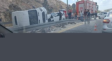 Şanlıurfa'da Servis Aracı ile Otomobil Çarpıştı: Yol Trafiğe Kapandı