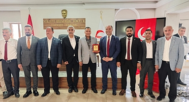 Başkan Ahmet Tekkardeş’e Ödül! Plaket Taktim Edildi