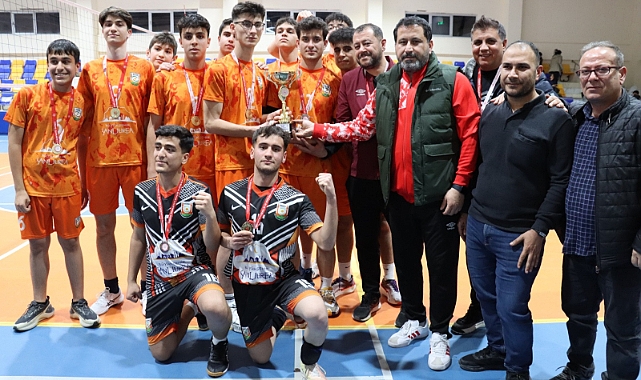 Büyükşehir Belediyesi Erkekler Voleybol B Takımı Şampiyonluk Kupasını Kaldırdı!