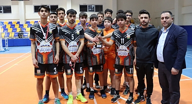 Büyükşehir Belediyesi Erkekler Voleybol B Takımı Şampiyonluk Kupasını Kaldırdı!
